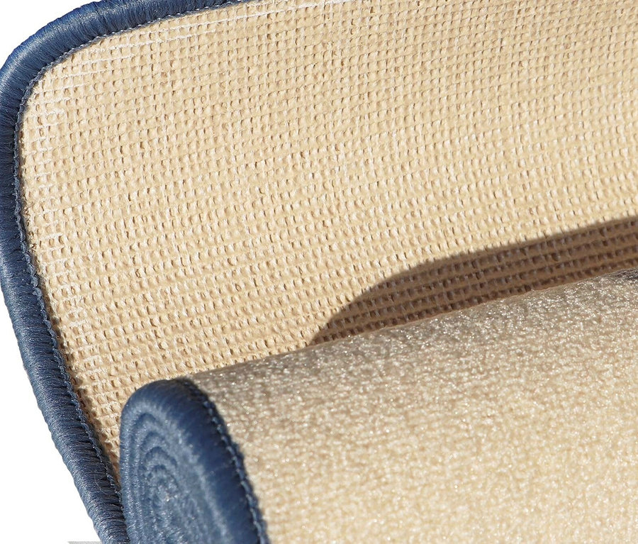 Nahaufnahme eines aufgerollten Kinderteppichs »Rainbow«, blau.