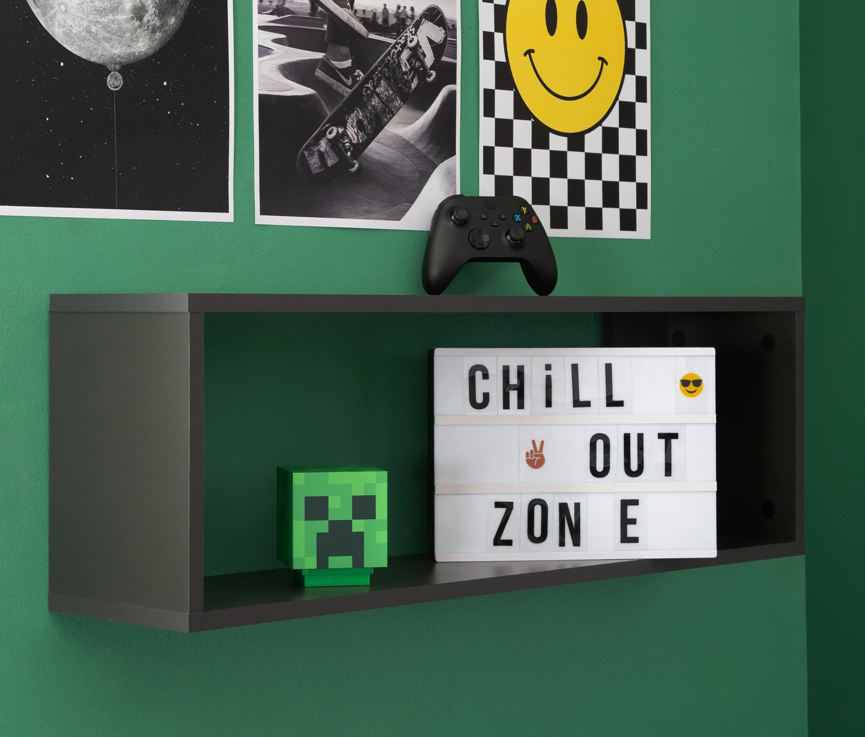 Auf einem Roba Wandregal »Marvin«, 90 cm, befinden sich eine Minecraft-Figur, eine Leuchtbox mit der Aufschrift Chill Out Zone und ein Controller.
