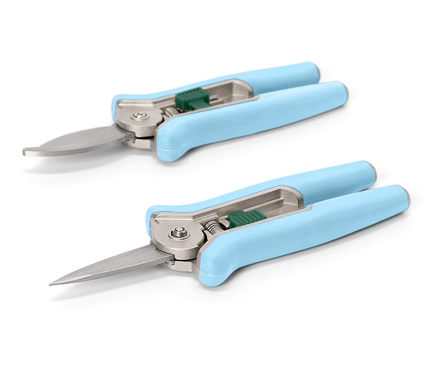 Zwei helle, blaugrüne Gartenscheren liegen diagonal auf einem weißen Hintergrund.