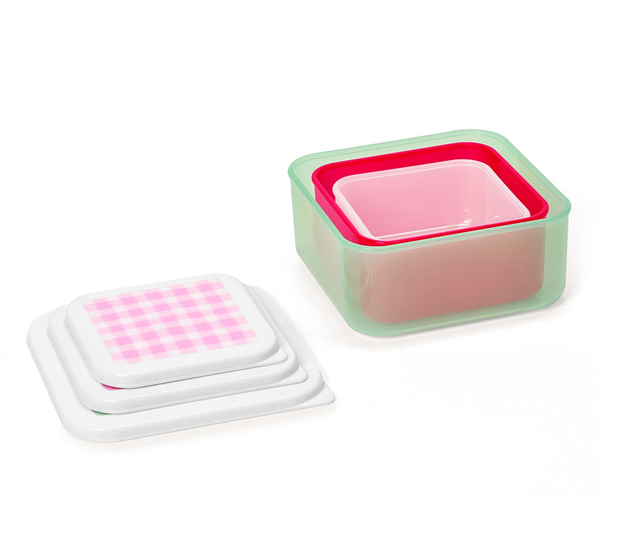Drei quadratische, gestapelte Behälterdeckel mit rosa-weiß kariertem Muster und drei ineinander verschachtelte quadratische Frischhaltedosen, die in Rosa- und Grüntönen gehalten sind.