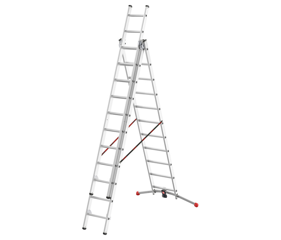 Eine silberne Mehrzweckleiter steht vor einem weißen Hintergrund.
