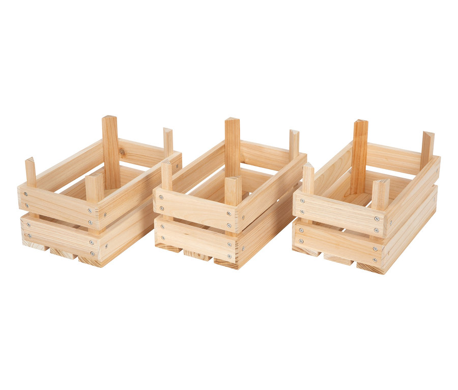 Drei kleine, unbehandelte Holzkisten, die zum small foot Matschküche und Kaufladen gehören, stehen nebeneinander.