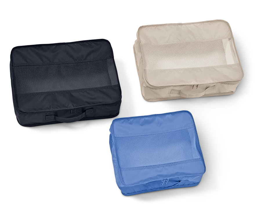 Drei rechteckige Koffer-Organizer mit Netzfenstern in Marineblau, Beige und Blau liegen auf einem weißen Hintergrund.