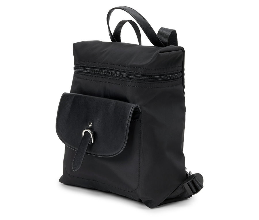 Nahaufnahme eines schwarzen Rucksacks mit einer Klappe und einem Knebelverschluss.