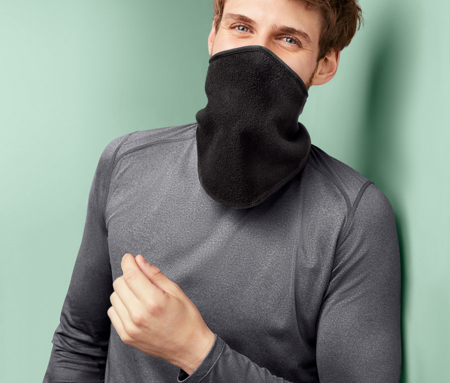 Mann mit schwarzem Kälteschutzkragen.