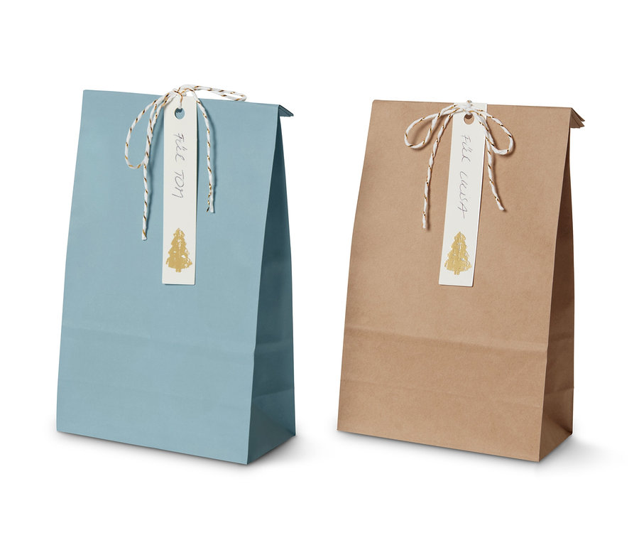 Zwei Geschenktüten aus dem Adventskalender-und-Geschenktüten-Set, eine blaue und eine braune.