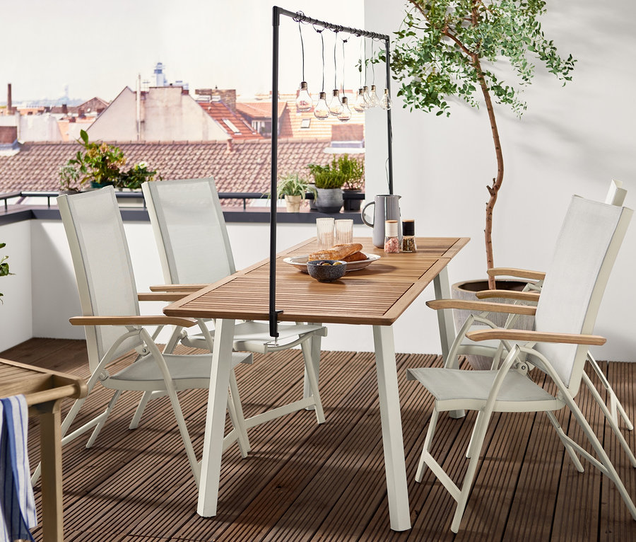 Vier Hochlehner »Liska« stehen an einem Holztisch. Über dem Tisch hängt eine Deko-Tischstange inkl. LED-Lichterkette.