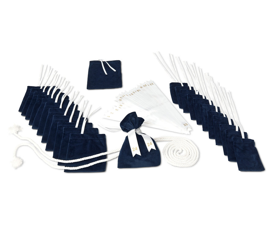 Adventskalender mit blauen Samtbeuteln und weißen Kordeln.