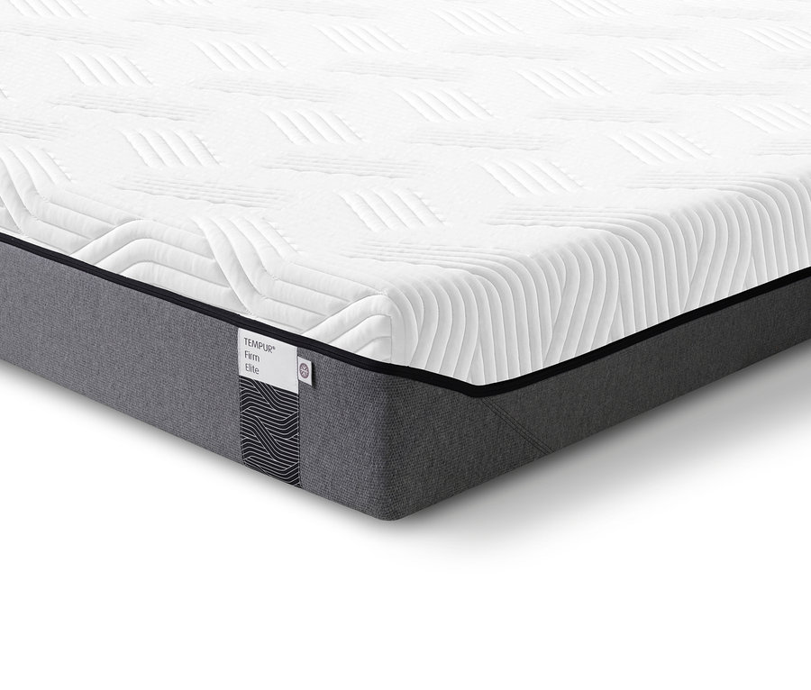 Nahaufnahme einer TEMPUR® Matratze »Firm Elite« mit einer gesteppten, weißen Oberfläche und einer grauen Seitenwand.