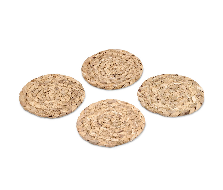 Vier Untersetzer für Gläser.