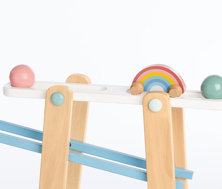 Detailansicht der Pinolino Kugelbahn »Regenbogen Kuno« aus Holz mit Regenbogen und Kugeln.