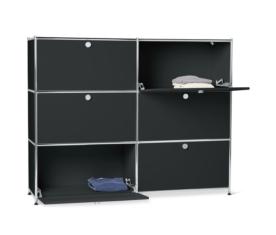 Schwarze Kommode Metall »CN3« mit sechs Klappenfächern, zwei offen, innen Kleidung.