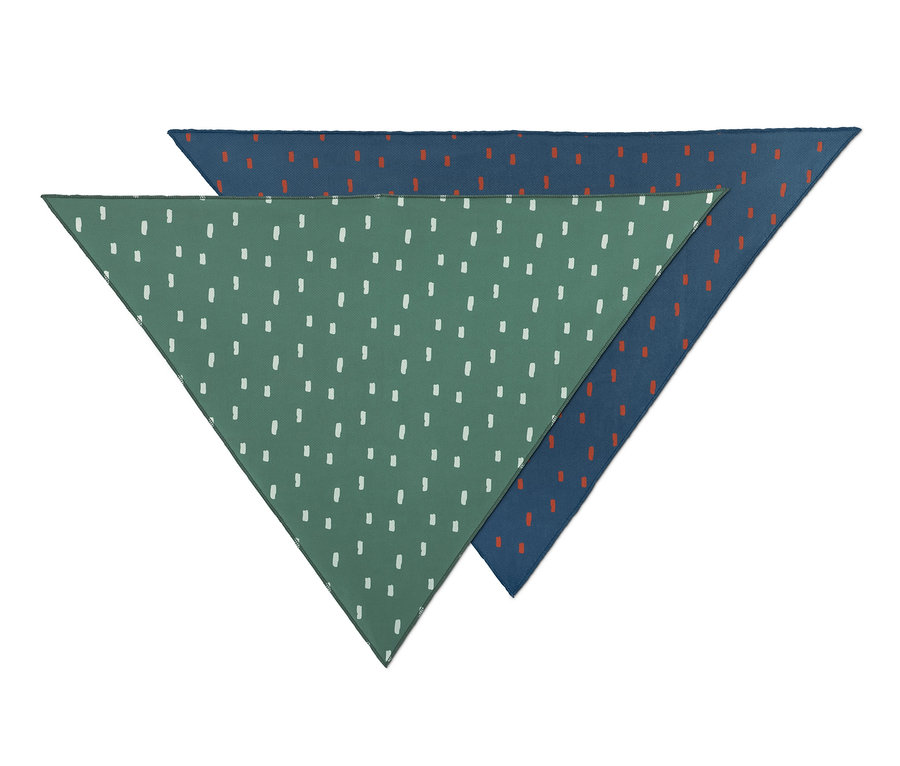 Zwei Hunde-Halstücher: ein grünes mit weißen Punkten und ein blaues mit roten Punkten.