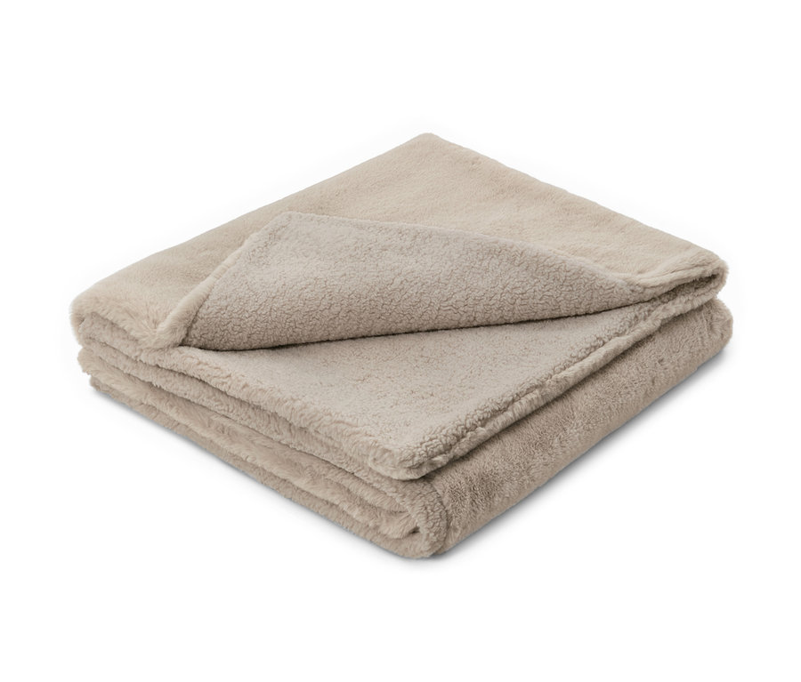 Zusammengelegte Kuscheldecke aus Kunstfell.