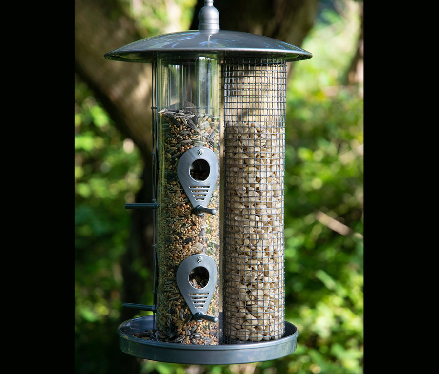 Dobar-3-Kammer-Futterspender hängt an einem Baum, gefüllt mit Samen und Nüssen.