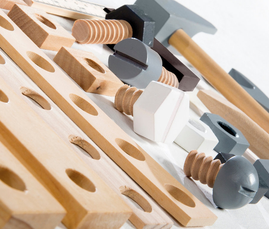 roba Werkzeugkiste, 22-teilig: Hämmer, Schrauben und Bretter mit Löchern.