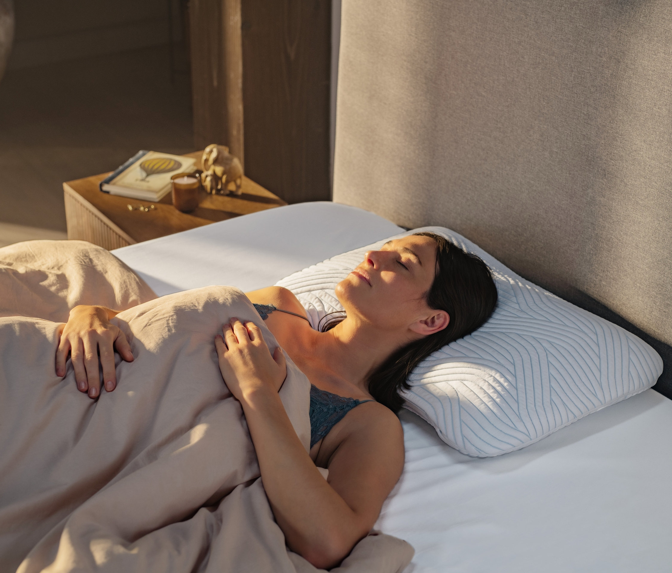 Frau schläft seitlich auf einem TEMPUR® ARCH SmartCool™ Schlafkissen.