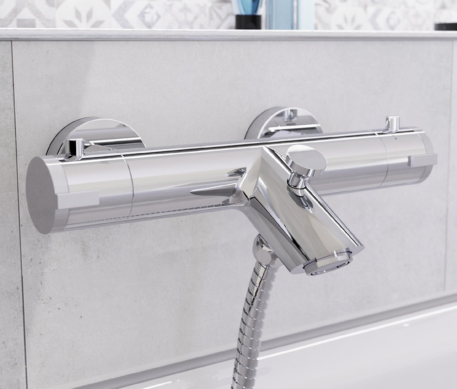 Die Chrom-Thermostat-Wannenarmatur »LONDON« ist an einer weißen Badezimmerwand montiert.