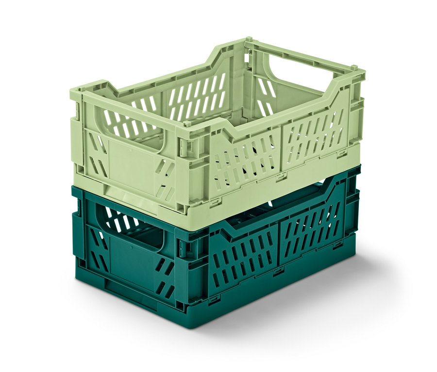 Zwei klappbare Ordnungskisten sind übereinander gestapelt. Die obere Kiste ist hellgrün, die untere dunkelgrün.