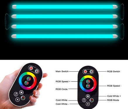 Vier leuchtend blaue Röhrenlichter über einer Fernbedienung mit beschrifteten Tasten.
