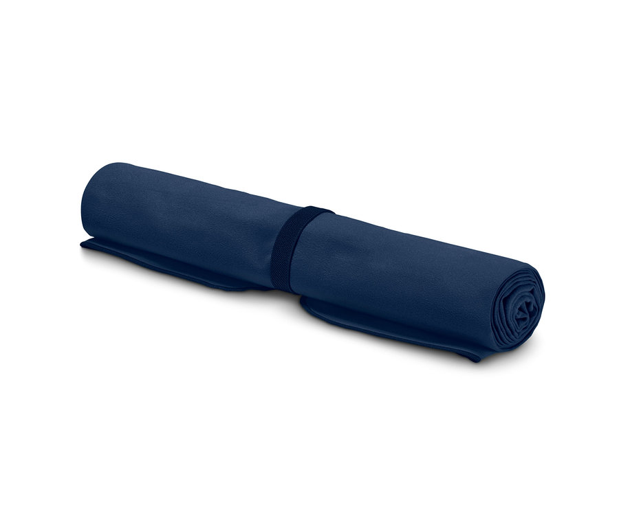 Ein zusammengerolltes Outdoor-Handtuch, ca. 50 x 100 cm, mit einem Band gesichert.