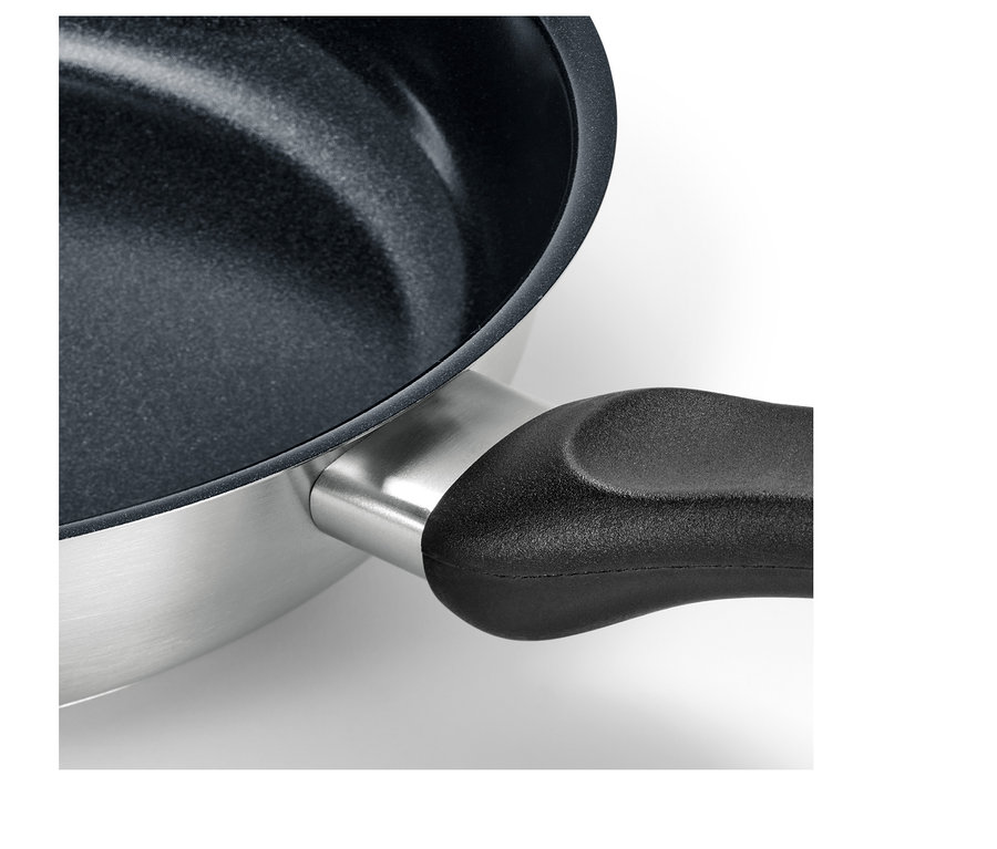 Detailaufnahme einer Edelstahl-Pfanne mit hochwertiger Keramikbeschichtung und schwarzem Griff.