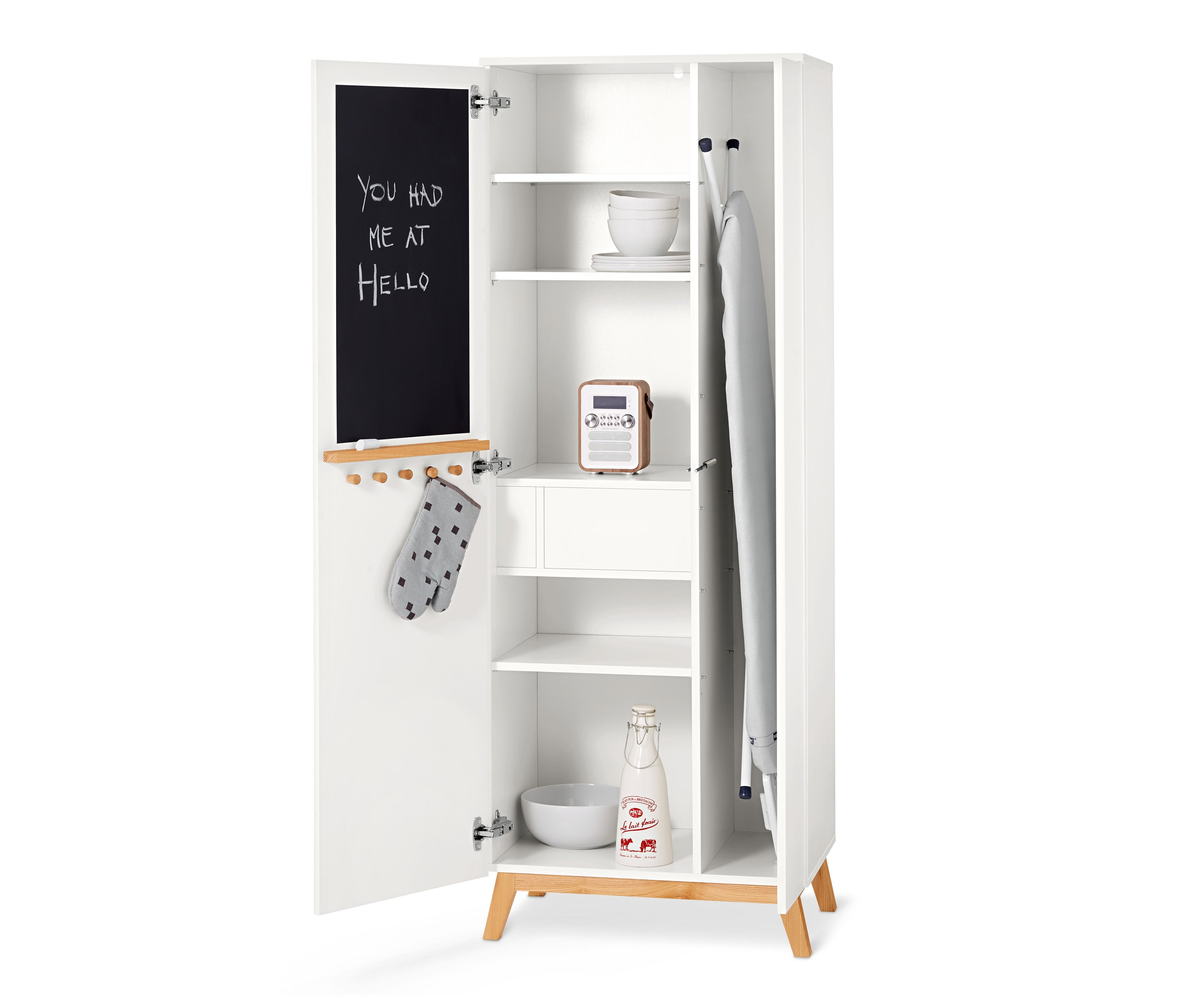Offener Multifunktionsschrank mit der Aufschrift "You had me at hello" an der Tür, innen Regale mit Schüsseln, Radio und Flasche.