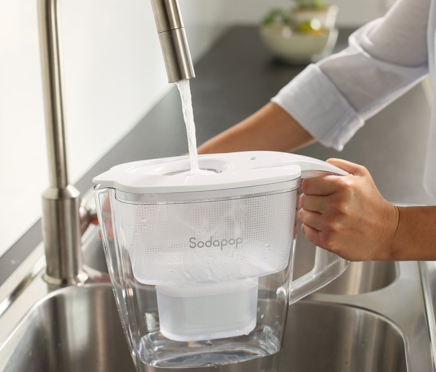 Frau füllt Sodapop Wasserfilter »Selina« inkl. 3x3 Kartuschen mit Wasser.