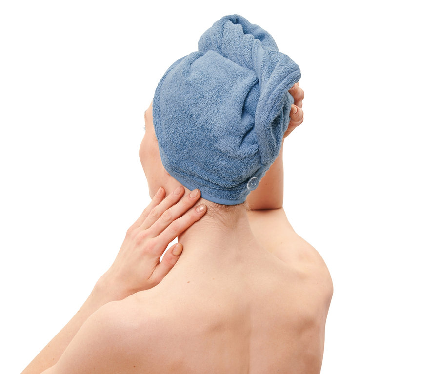 Frau mit Turban-Handtuch auf dem Kopf.