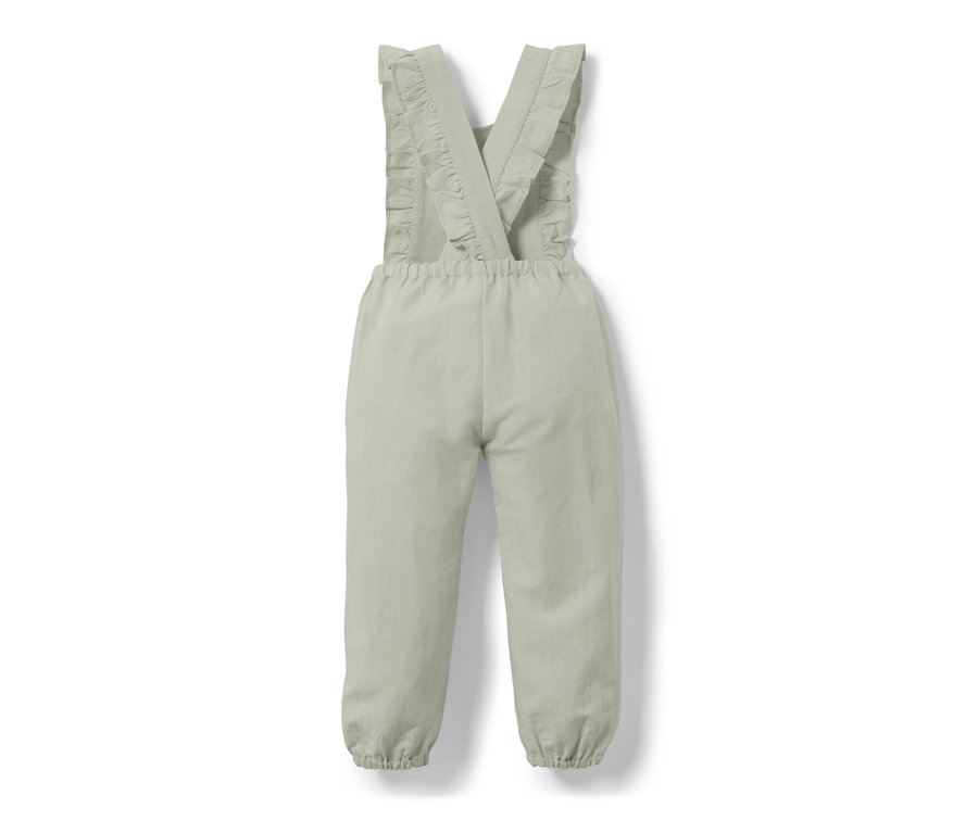 Ein grüner Kinder-Jumpsuit mit Rüschen an den Trägern.