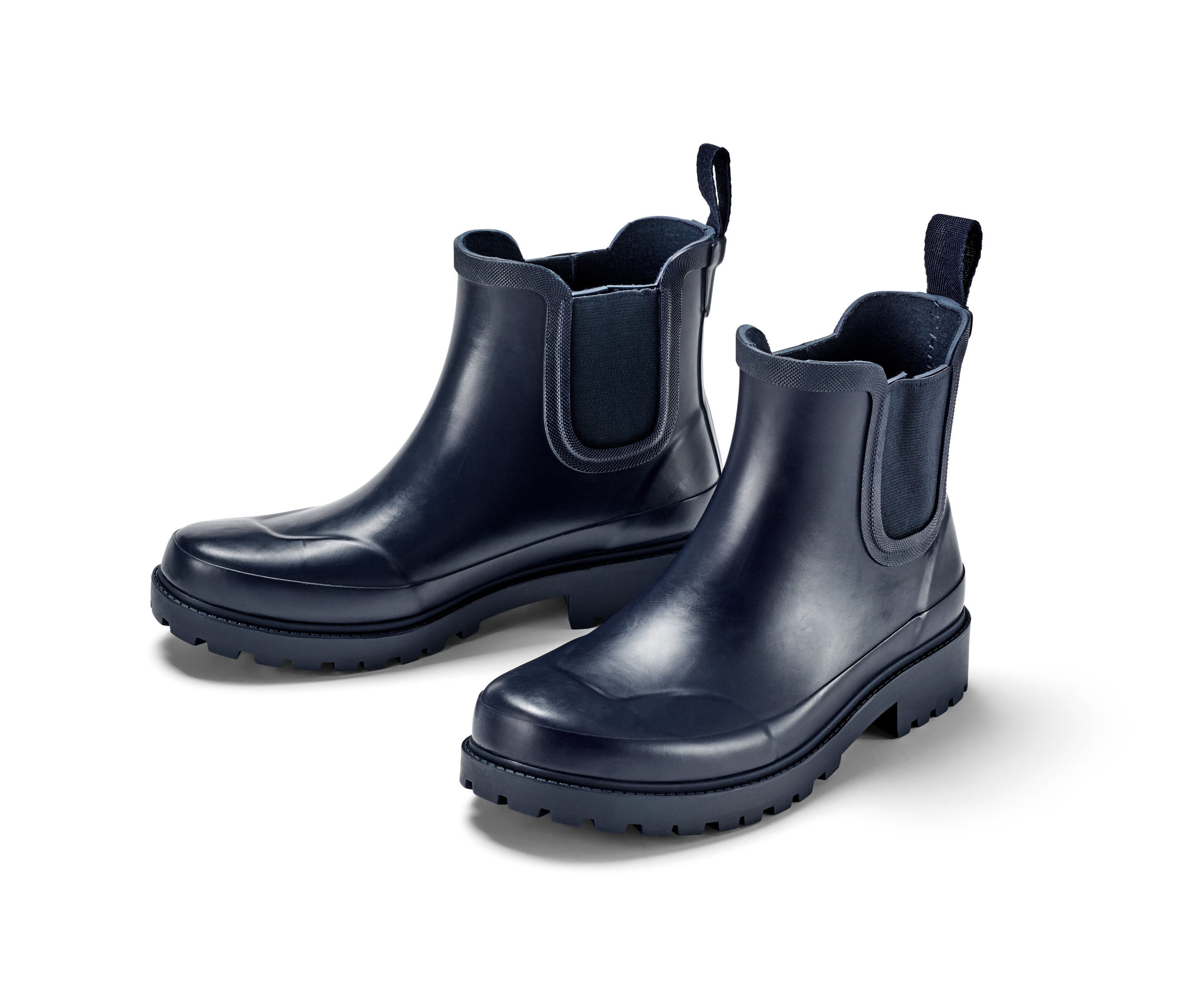 Zwei Regenstiefeletten auf weißem Hintergrund.