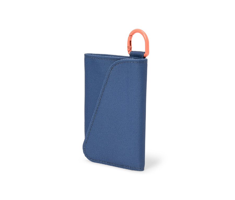 Eine blaue Outdoor-Geldbörse mit einem orangefarbenen Karabiner.