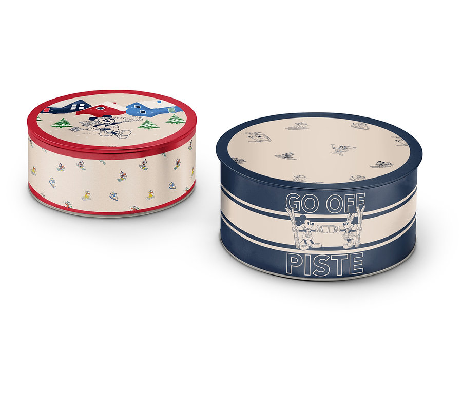 Zwei runde Blechdosen mit verschiedenen Mustern und Farben.