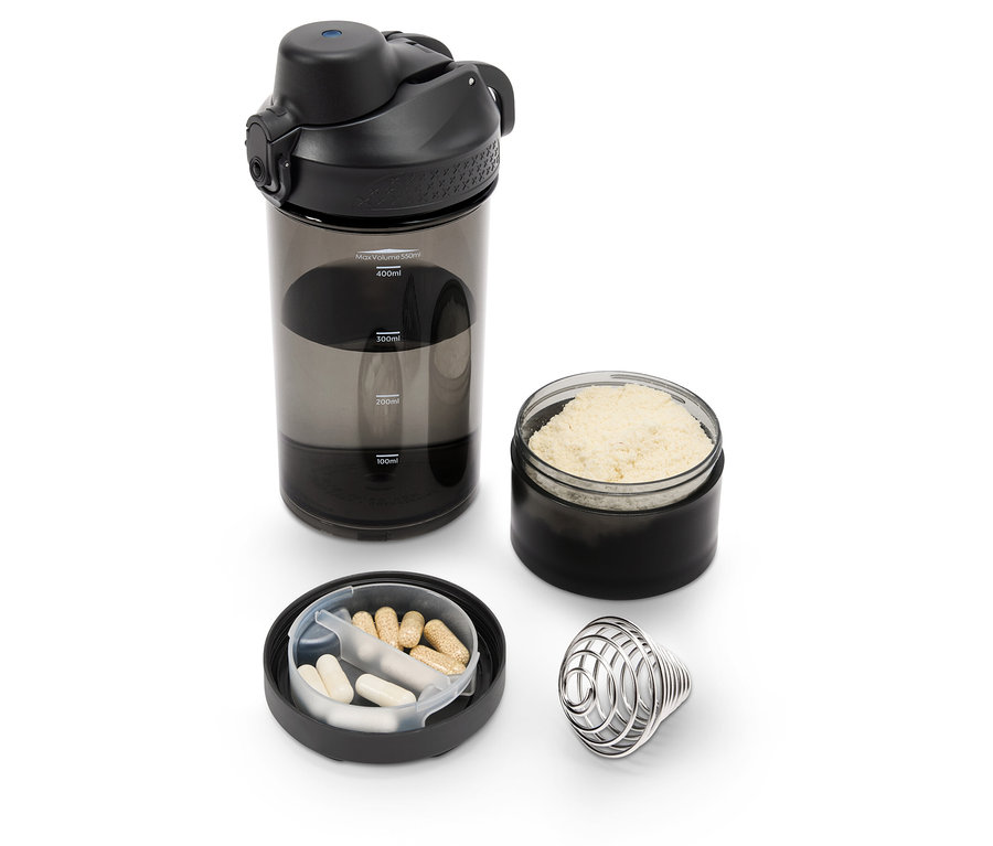 Ein schwarzer Shaker mit Nahrungsergänzungsmitteln auf einem weißen Hintergrund.