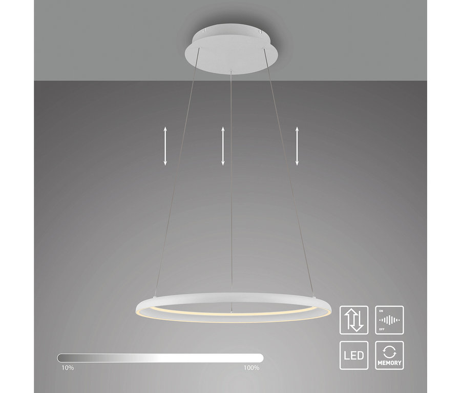 Die weiße SCHÖNER WOHNEN-Kollektion Pendelleuchte »Quillo« hängt an drei dünnen Seilen von der Decke.