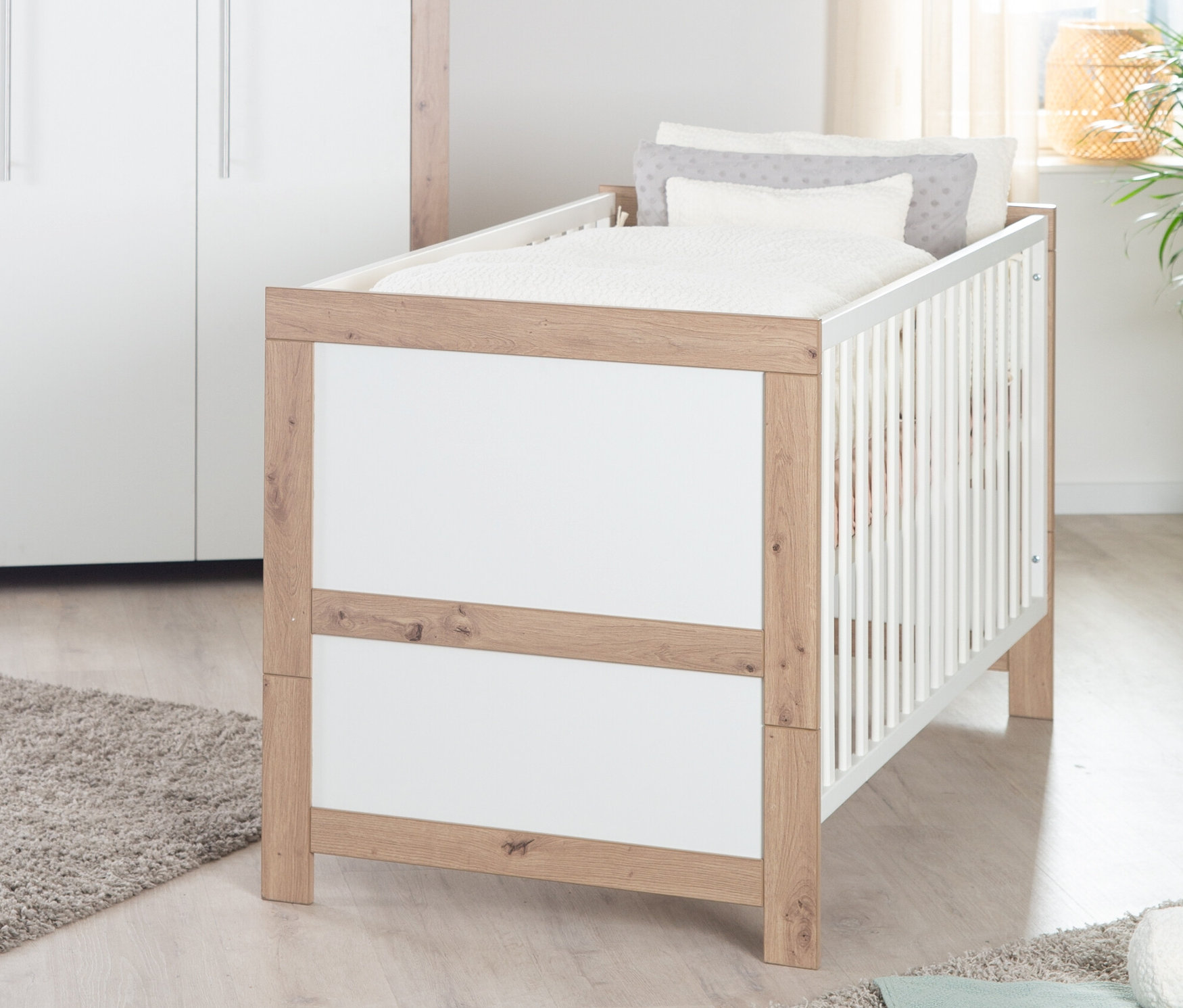 Ein roba Kombi-Kinderbett »Malo«, 70 x 140 cm steht in einem Zimmer.