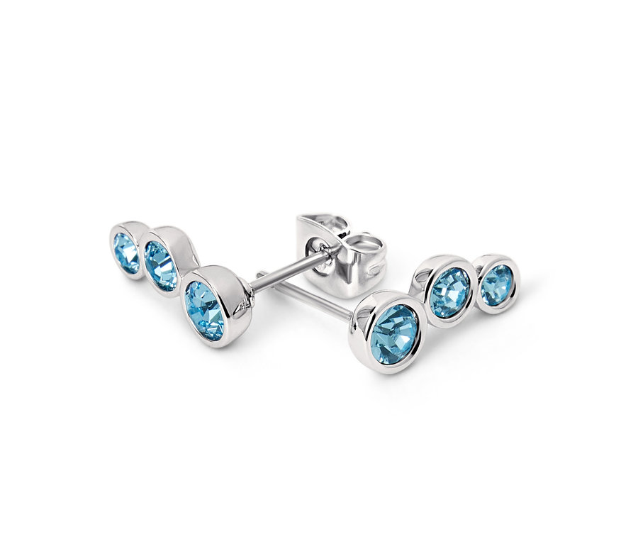 Nahaufnahme von silbernen Ohrsteckern in Aquamarinfarben.