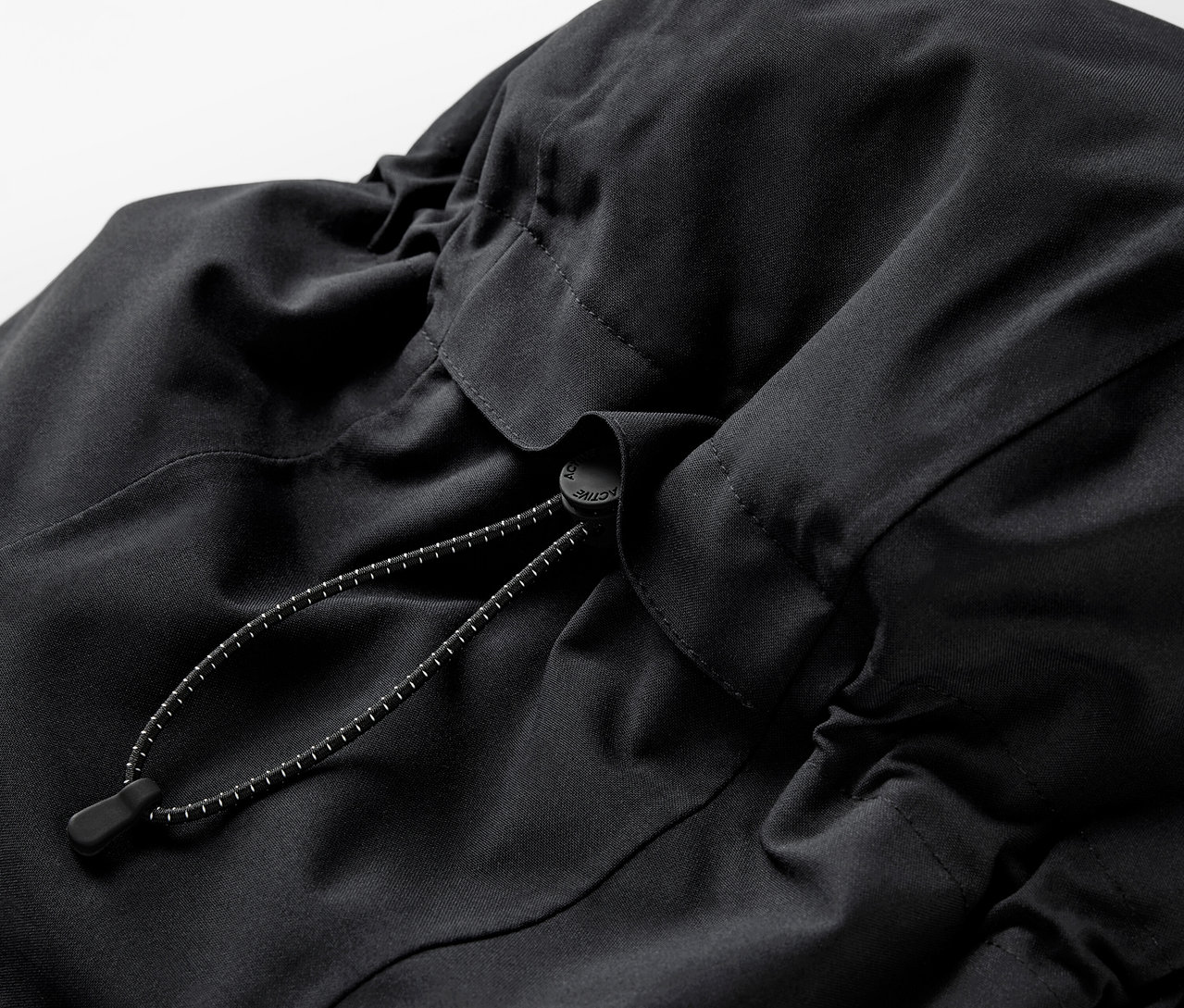 Detailaufnahme eines schwarzen Rucksacks mit Kordelzug.