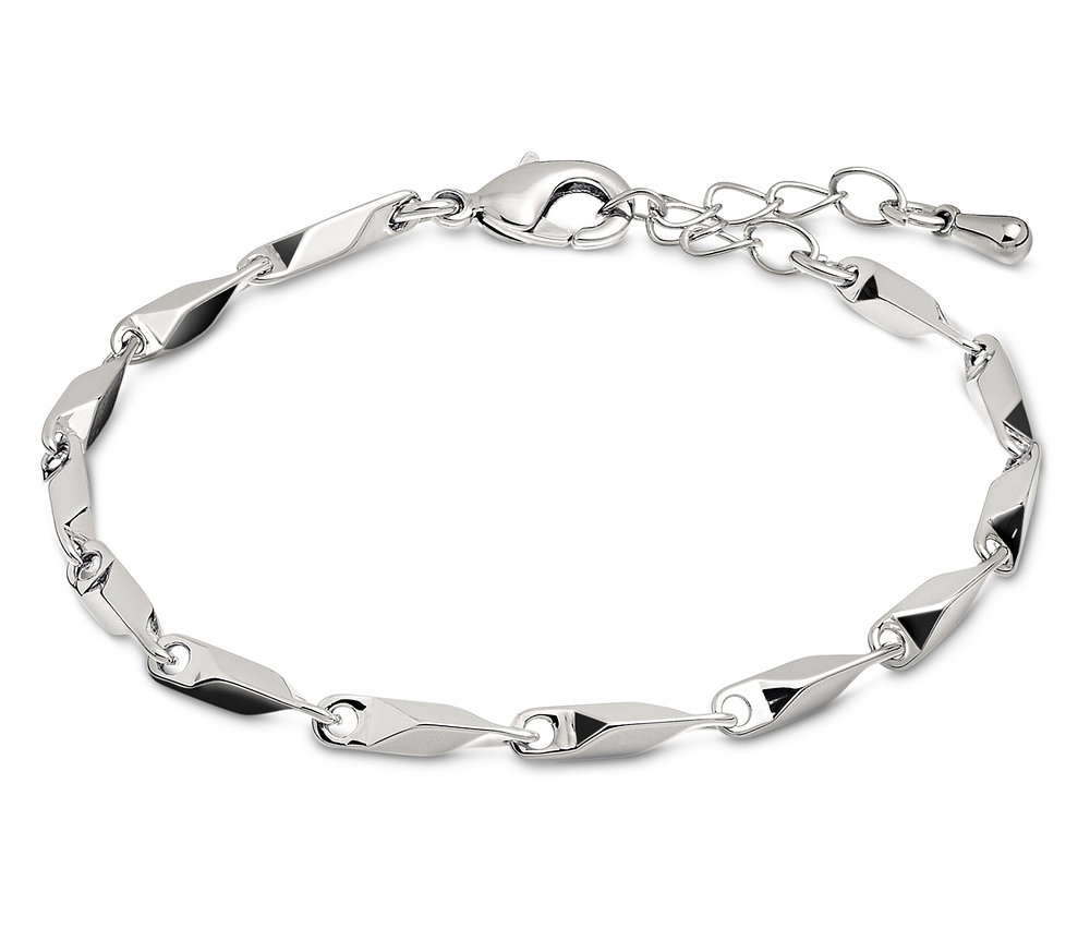 Silbernes Armband mit dekorativen Elementen auf weißem Hintergrund.