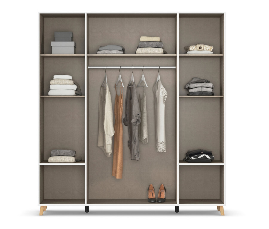 Innenansicht eines weißen Schranks mit grauer Textilrückwand, Kleidung auf Bügeln und gefalteter Kleidung auf Regalen.