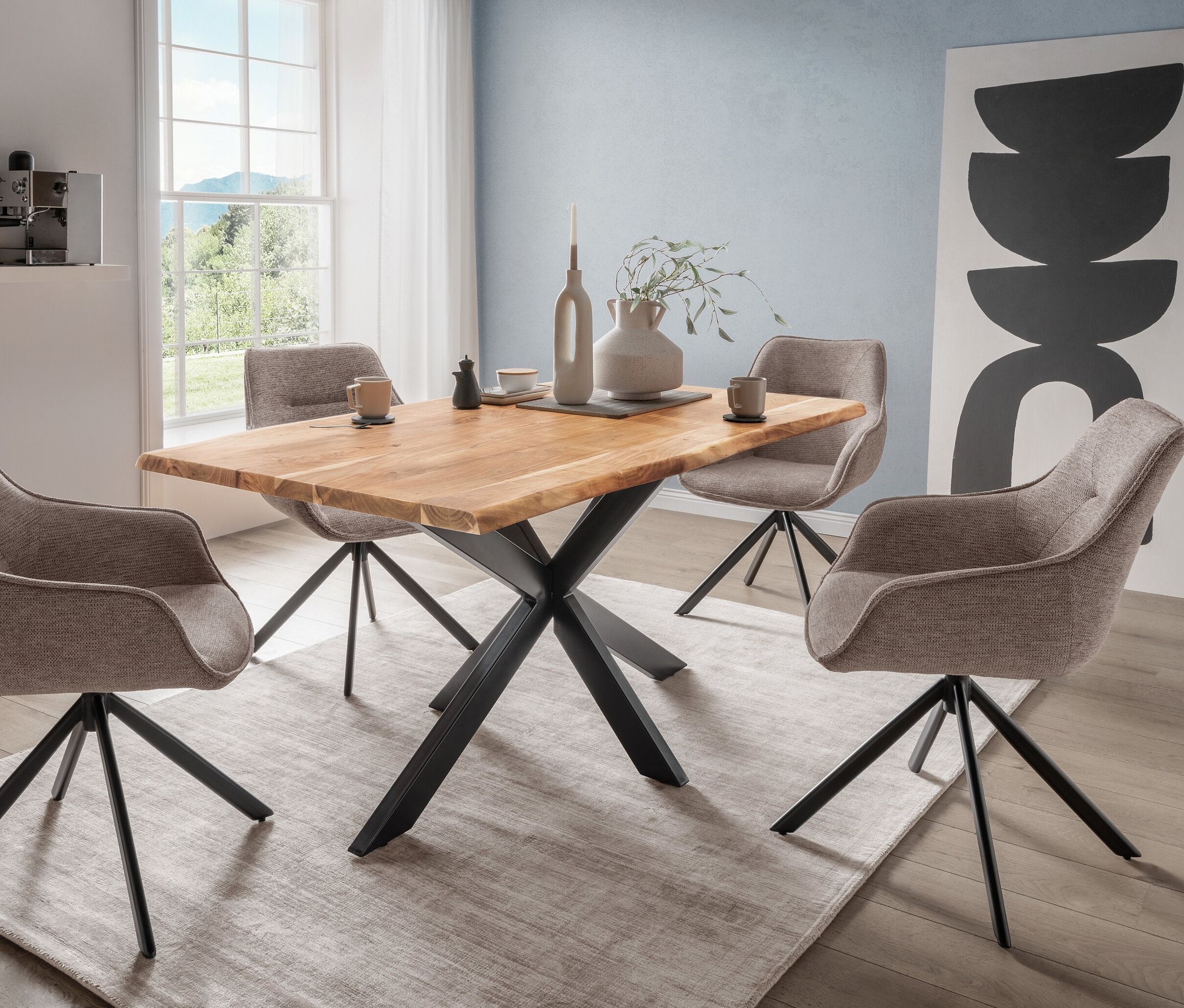 Vier hellbraune San Carlo Essstühle umgeben den Catania Esstisch mit Kreuzgestell.