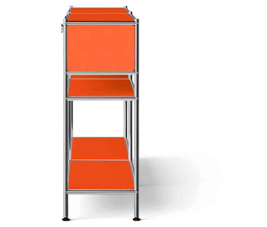 Eine Frontalansicht eines modularen Regals mit drei Regalböden und einem Schrankfach, alles in Orange mit einem Chromrahmen.
