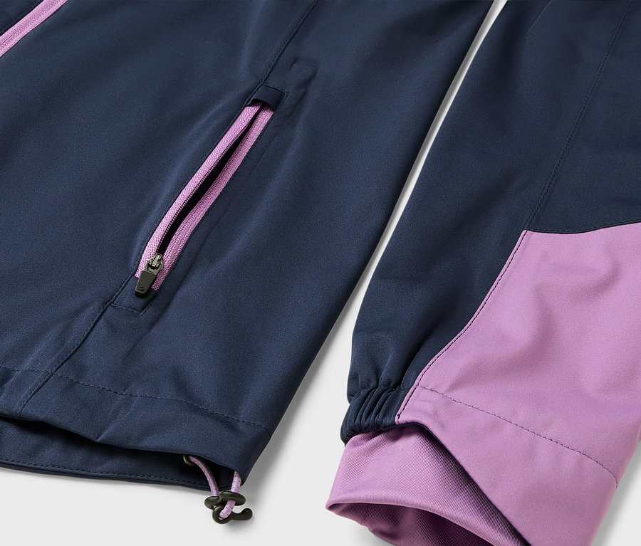 Detail einer Rad-Regenjacke mit lila Akzenten.