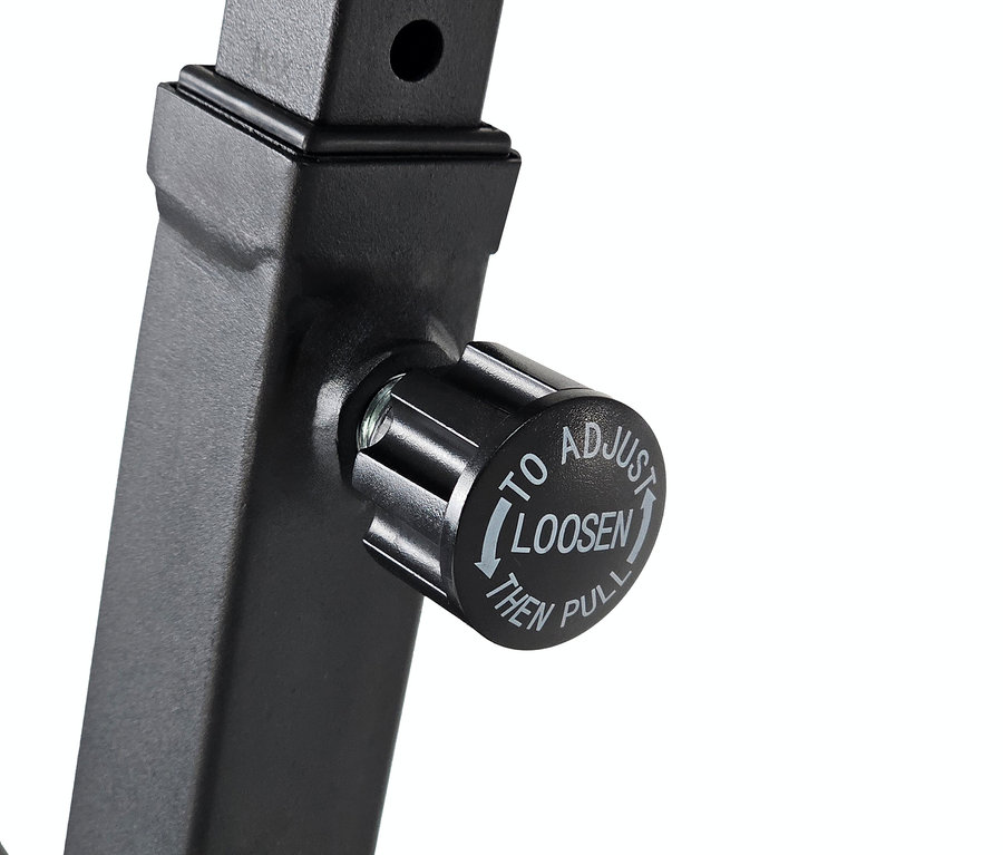 Detailaufnahme eines schwarzen Verstellknopfes mit der Aufschrift "TO ADJUST LOOSEN THEN PULL".
