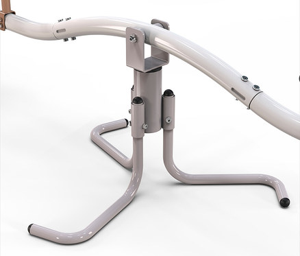 Nahaufnahme eines höhenverstellbaren, hellgrauen Metallgestells mit gebogenen Beinen und schwarzen Füßen auf einem weißen Hintergrund.