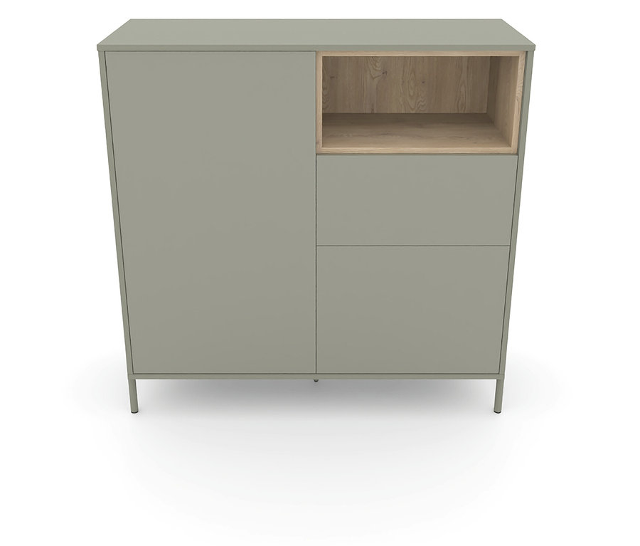 Salbeigrüne »Hygge« Highboard mit zwei Türen, einem offenen Holzfach und einer Schublade ist auf einem weißen Hintergrund zu sehen.