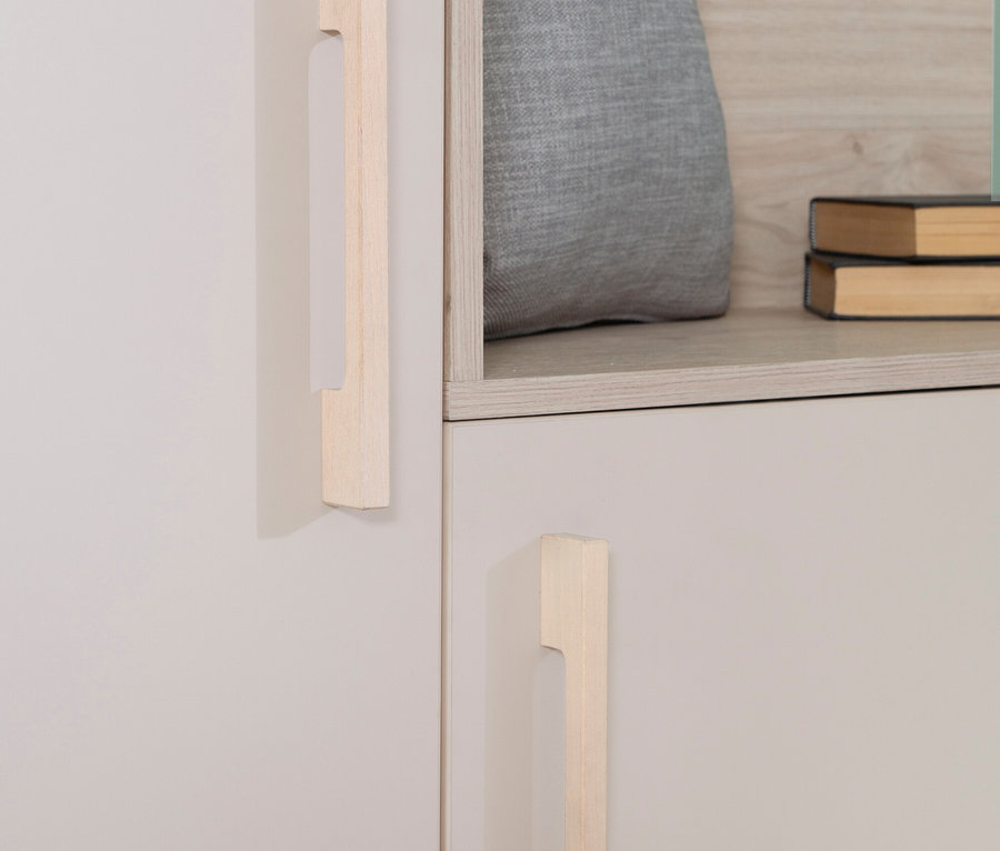 Nahaufnahme von einem weißen Roba Kompaktgarderobe »Entry« mit hellen Holzgriffen, neben einem Regal mit einem grauen Kissen und Büchern.