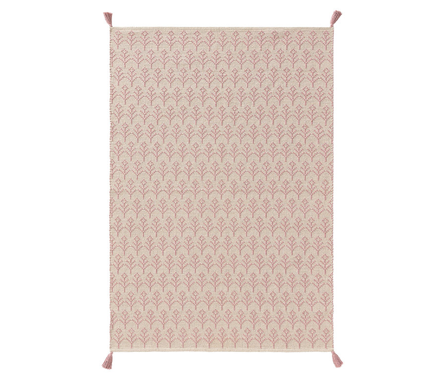 Ein rechteckiger Teppich mit einem Muster aus stilisierten Blättern in Rosa auf beigem Grund. An den Ecken befinden sich Quasten.