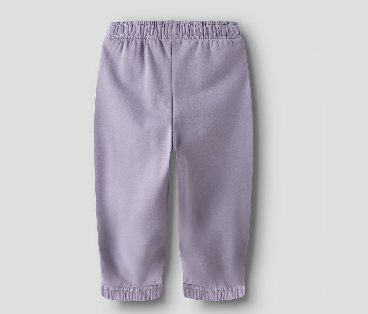 Nahaufnahme der lila NAME IT Sweathose.