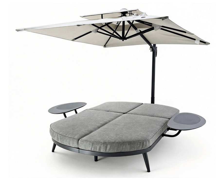 Leco Sonnenliege mit Ampelschirm mit grauem Bezug und zwei grauen Tischen unter einem beigen Sonnenschirm.